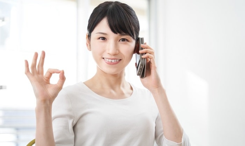 電話する女